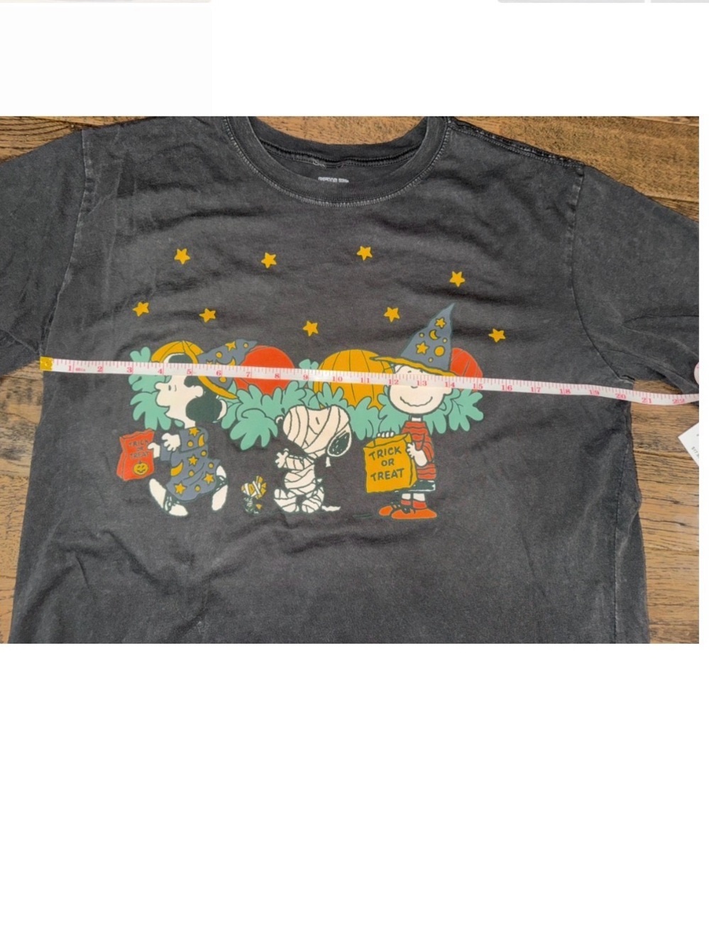 Size LARGE Peanuts Halloween Trick-or-Treat juniors Graphic Tee - Picture 2 of 4